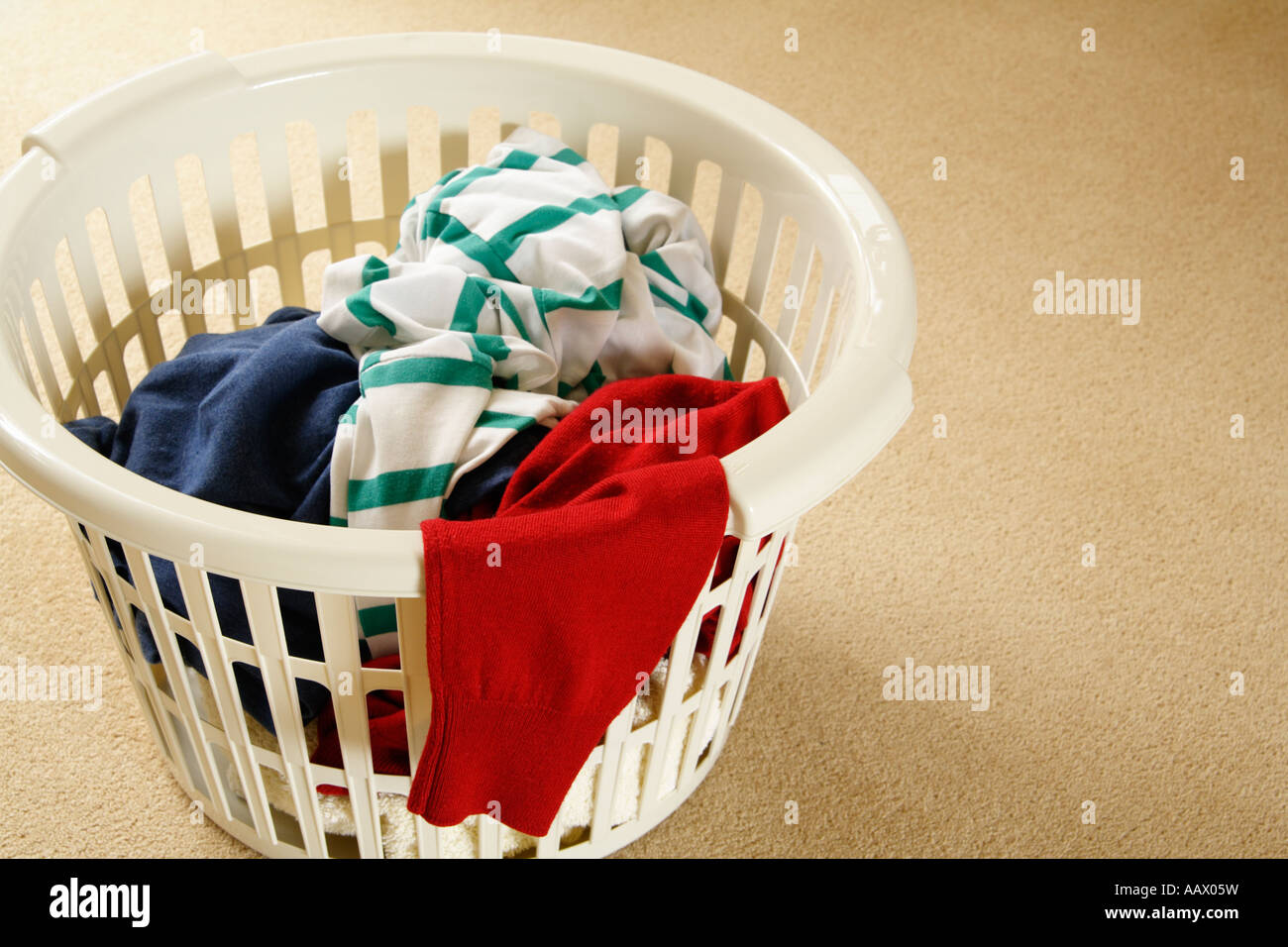 La ropa sucia está llenando una cesta de ropa en el baño.