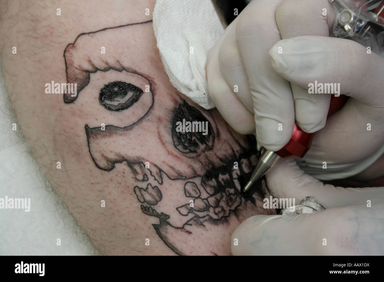 Un tatuaje de un cráneo humano en la pierna de un hombre que va a ser  pintada Fotografía de stock - Alamy