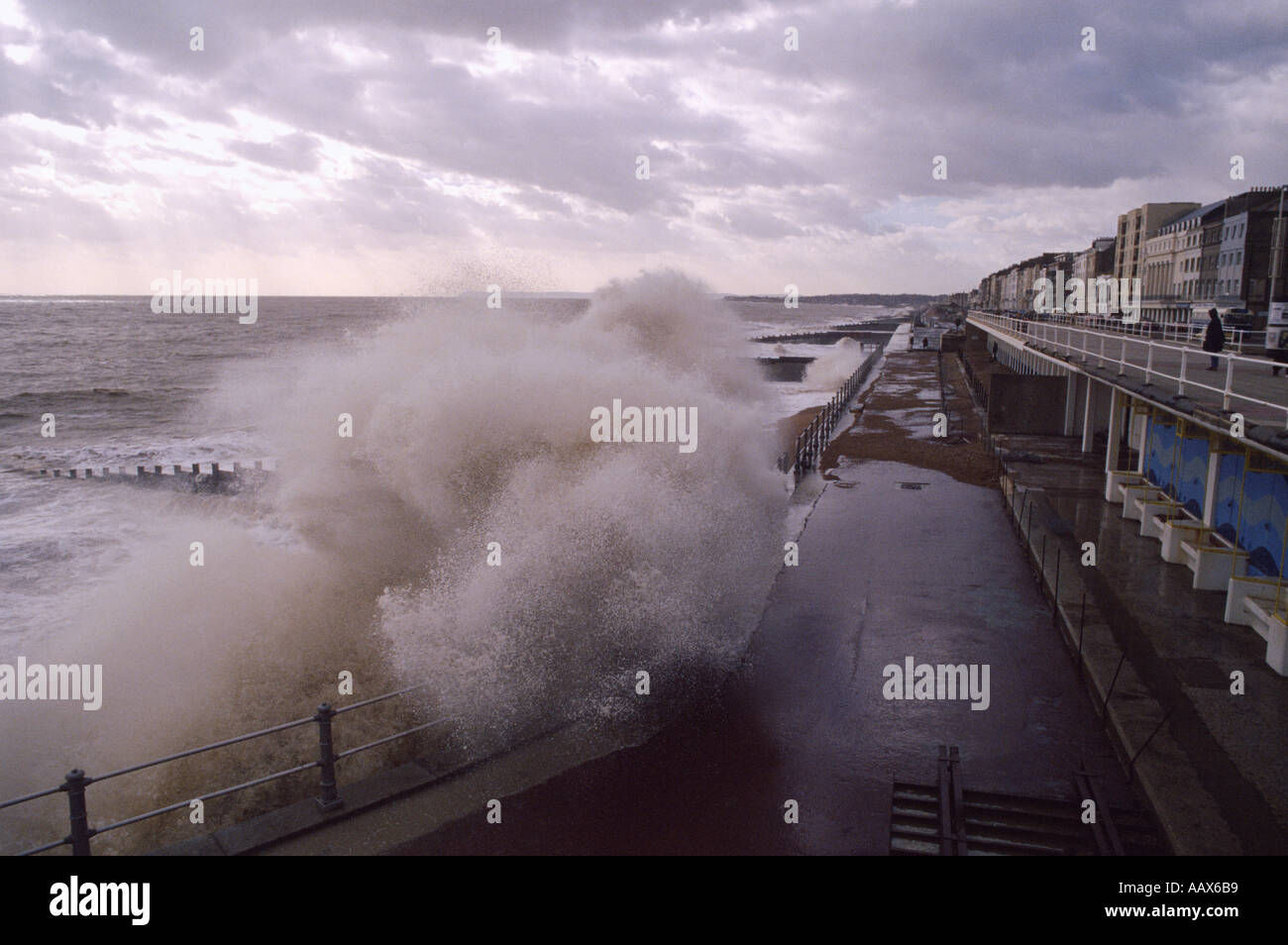 Clima de tormenta en el sur de Inglaterra en Gran Bretaña en el Reino Unido. Clima tormentoso Mar Seascape Ola olas Foto de stock