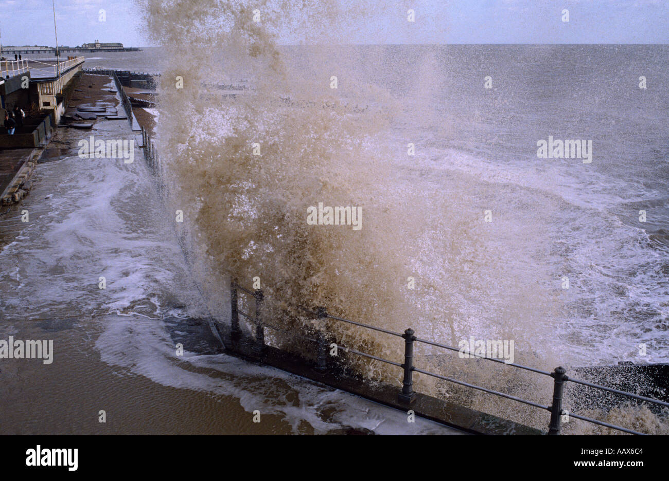 Clima de tormenta en el sur de Inglaterra en Gran Bretaña en el Reino Unido. Clima tormentoso Mar Seascape Ola olas Foto de stock