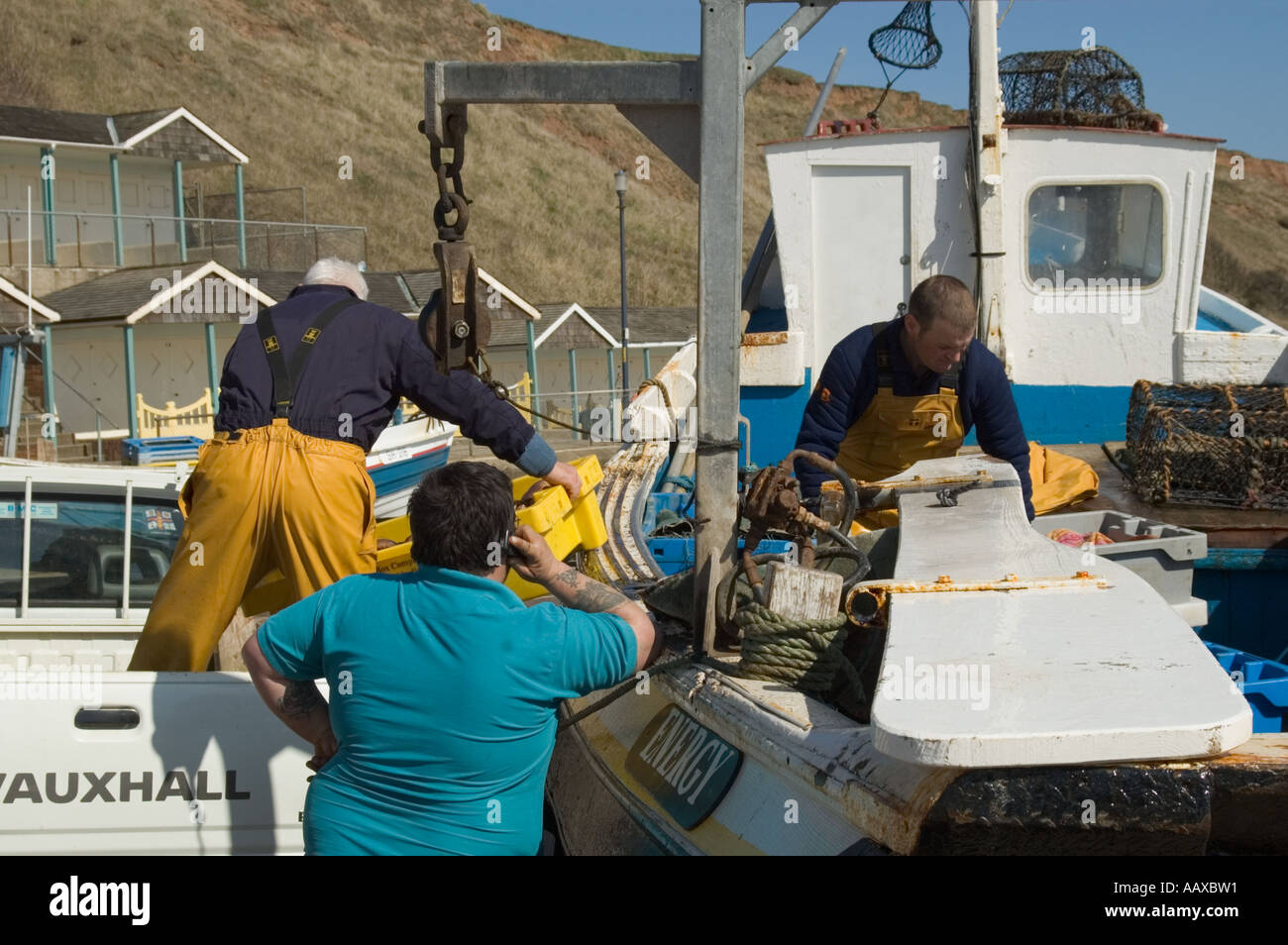 Coble pescadores descargando su captura después de un viaje de pesca mar adentro en el aterrizaje coble Filey North Yorkshire, Inglaterra Naciones Foto de stock