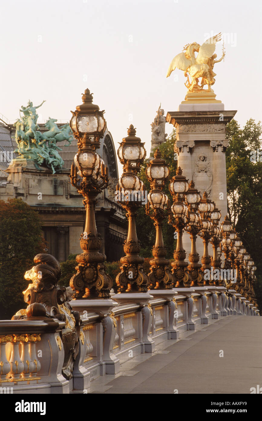 Lámparas doradas sobre Puente Alexandre III en París al atardecer Foto de stock