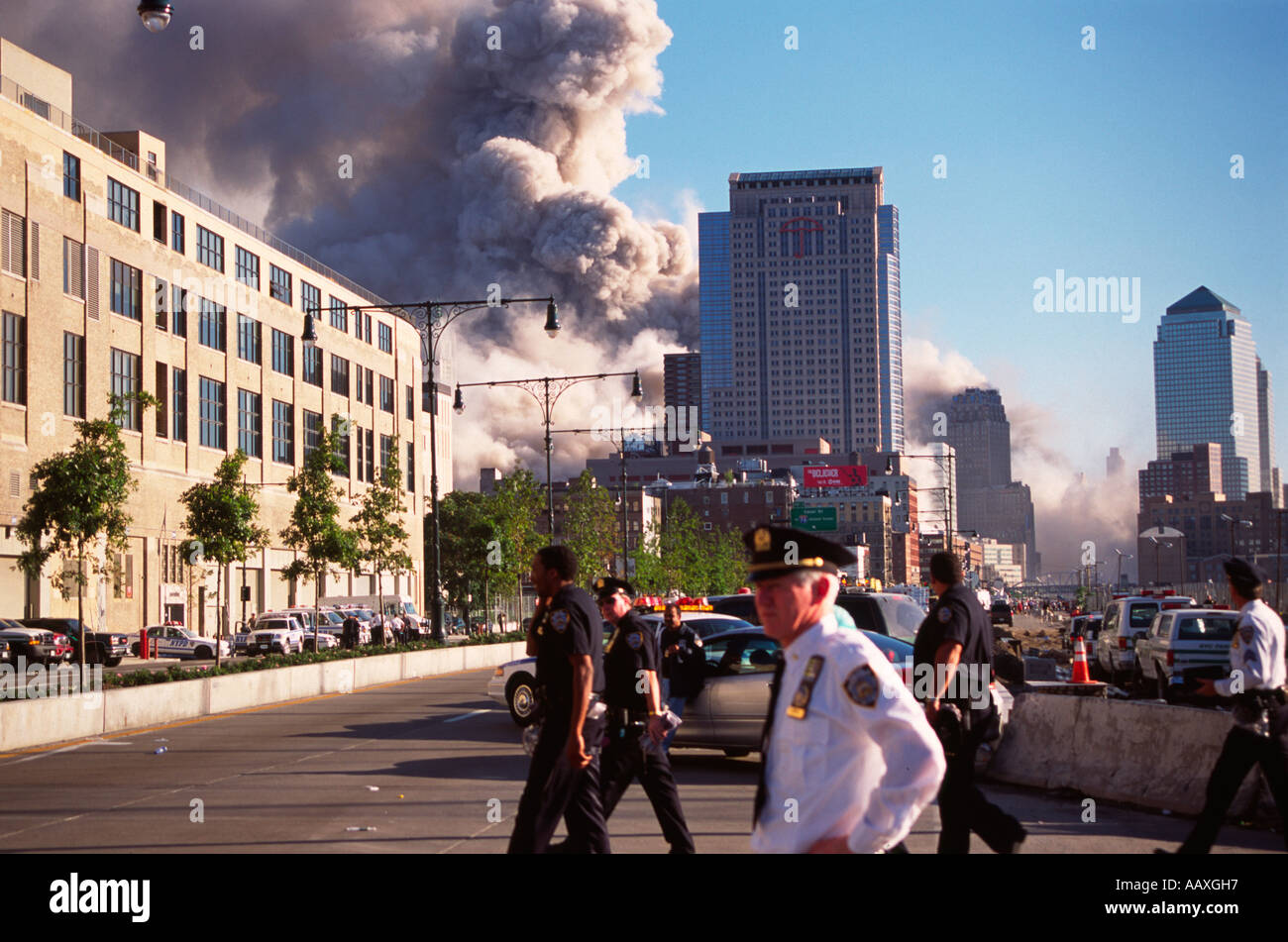El derrumbe del edificio 7 del World Trade Center el 11 de septiembre visto desde el West Side Highway en NYC. Foto de stock