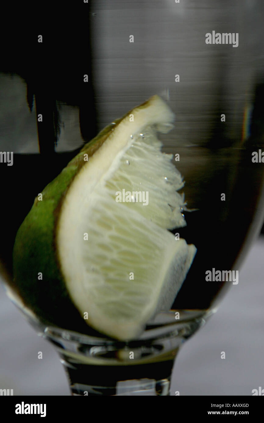 Cal en un vaso de agua Fotografía de stock - Alamy