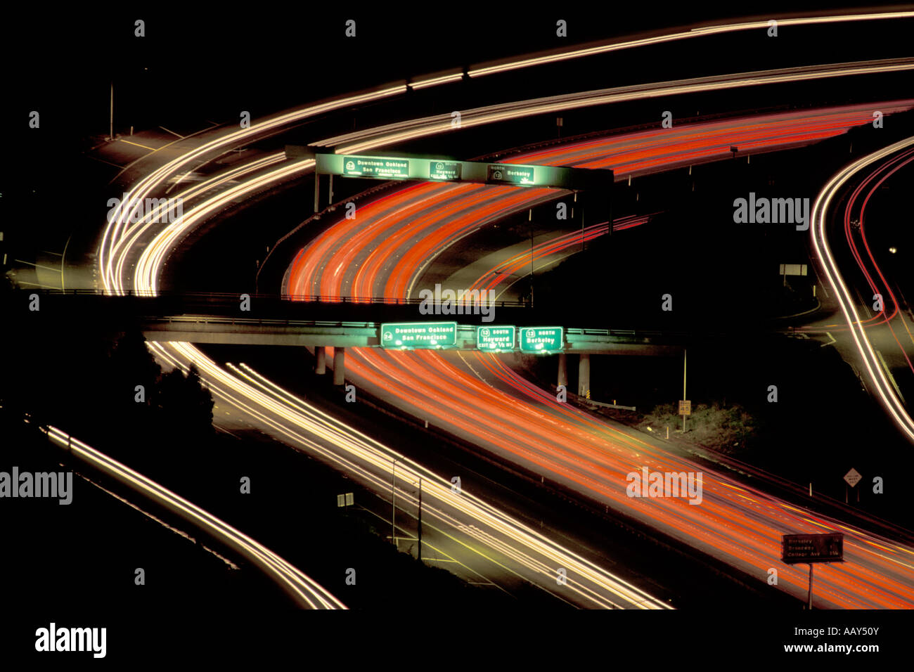 Freeway rush hour tráfico fuera de San Francisco, California, con automóviles de noche rayas por Foto de stock
