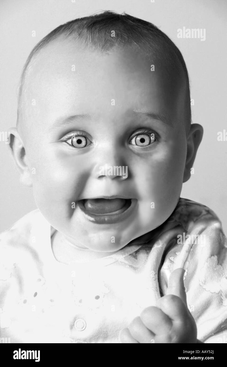 Retrato Del Bebé De Risa Feliz En El Mono Blanco Foto de archivo - Imagen  de riéndose, primer: 54486802