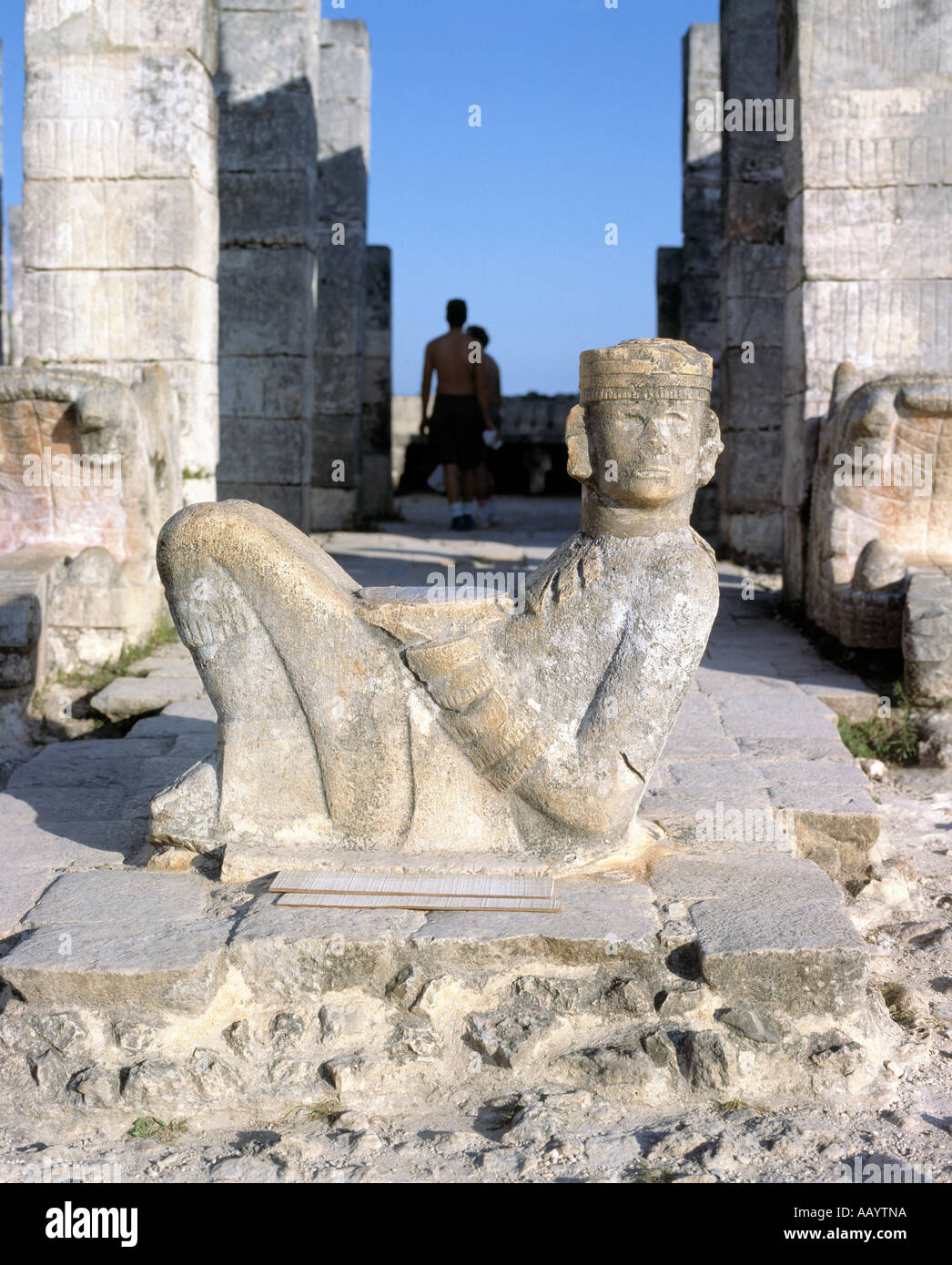 Templo de los guerreros, con una figura de piedra en primer plano sosteniendo un cuenco sobre su estómago reliquias de una tribu centroamericana, Foto de stock