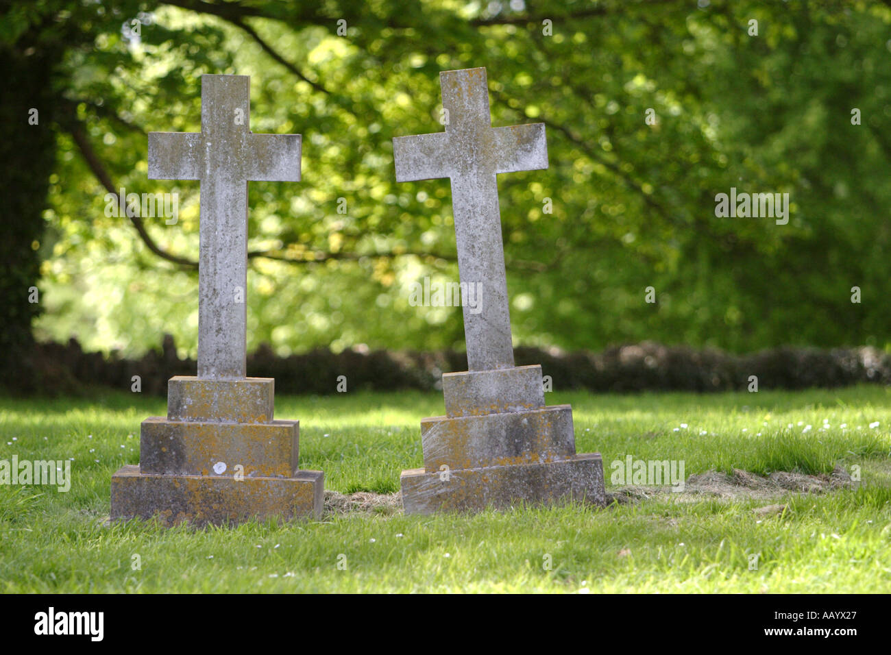 Dos tumbas en un cementerio Fotografía de stock Alamy