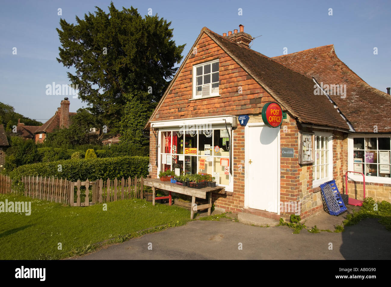 Tienda en la aldea y una oficina de correos en la tienda de la esquina Lurgashall, West Sussex, Inglaterra, Reino Unido. Foto de stock