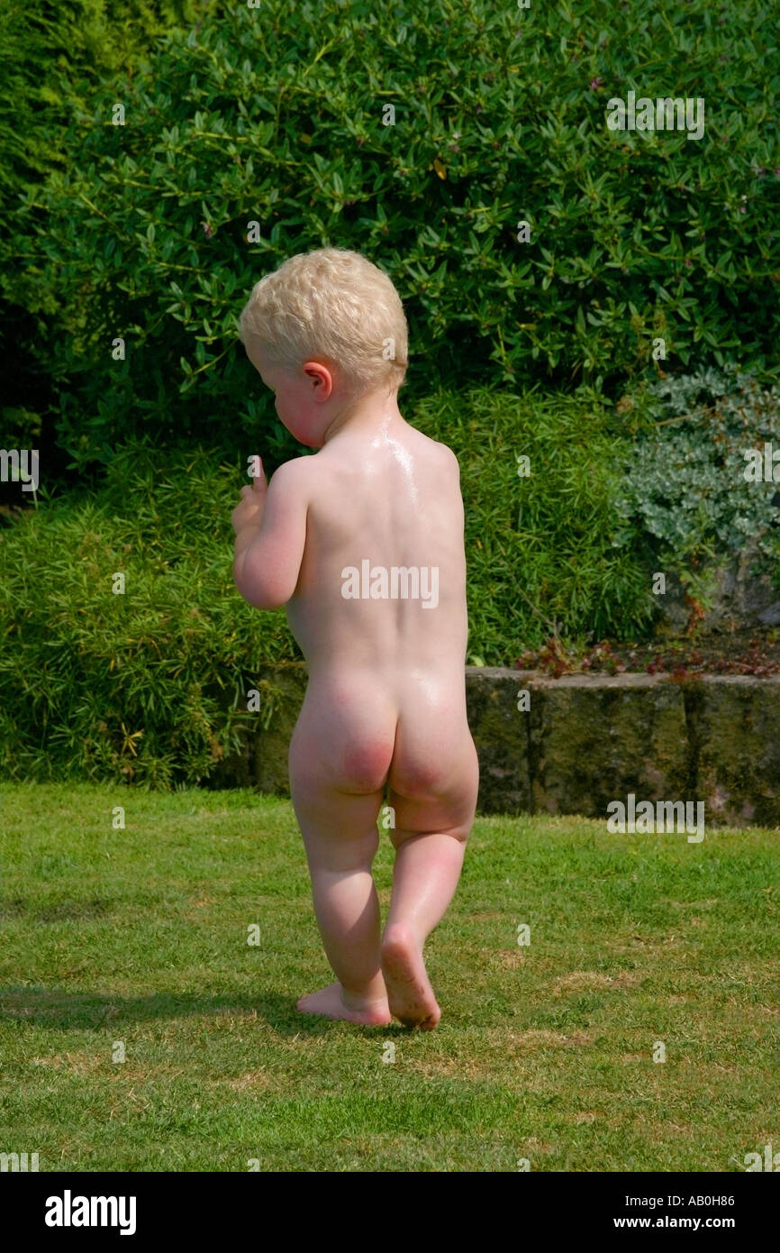 los padres de crianza Casa de la carretera ignorancia Bebé desnudo caminando en el jardín Fotografía de stock - Alamy