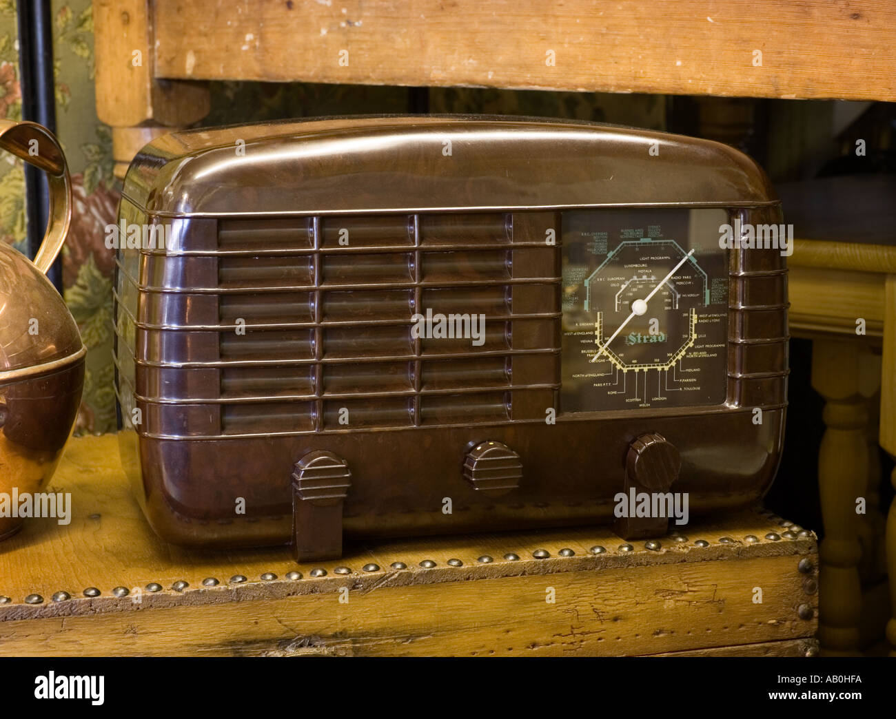 Vintage antiguo receptor de radio multibanda aislado en blanco con trazado  de recorte Fotografía de stock - Alamy