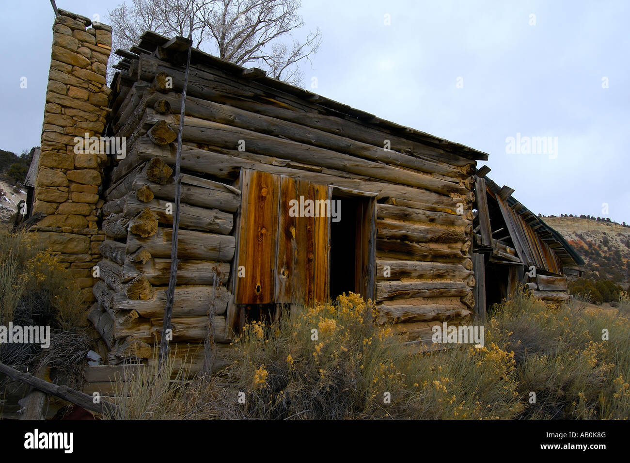 Un viejo rancho abandonado edificio ubicado entre sagebush en el sur de Utah, invierno de 2007 Foto de stock