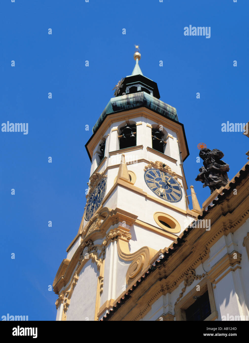 Pintoresca y bella torre del reloj del santuario barroco de Nuestra Señora  de Loreto, Praga, República Checa Fotografía de stock - Alamy