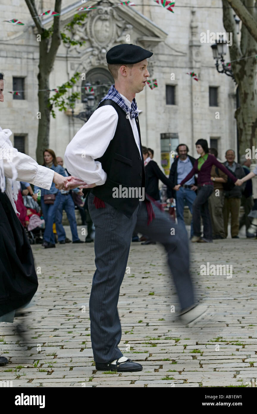 Hombre en traje tradicional vasco bailes en Plaza Arenal, Bilbao, País Vasco,  Norte de España Fotografía de stock - Alamy