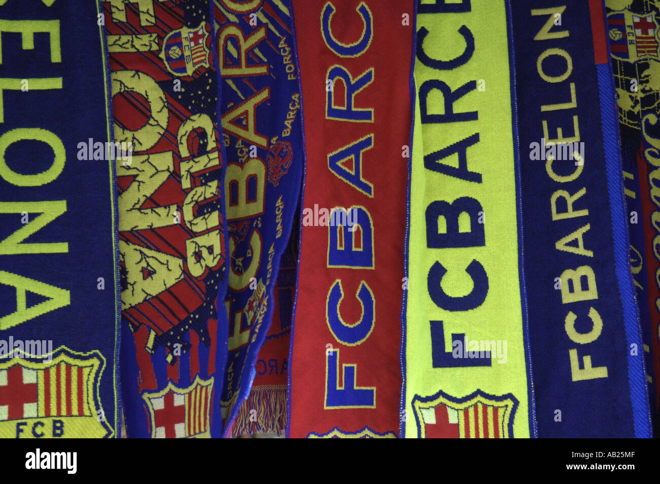 Bufandas fc barcelona fútbol deporte mercancía color rojo amarillo azul  España catalán catalunya españa español ue Fotografía de stock - Alamy