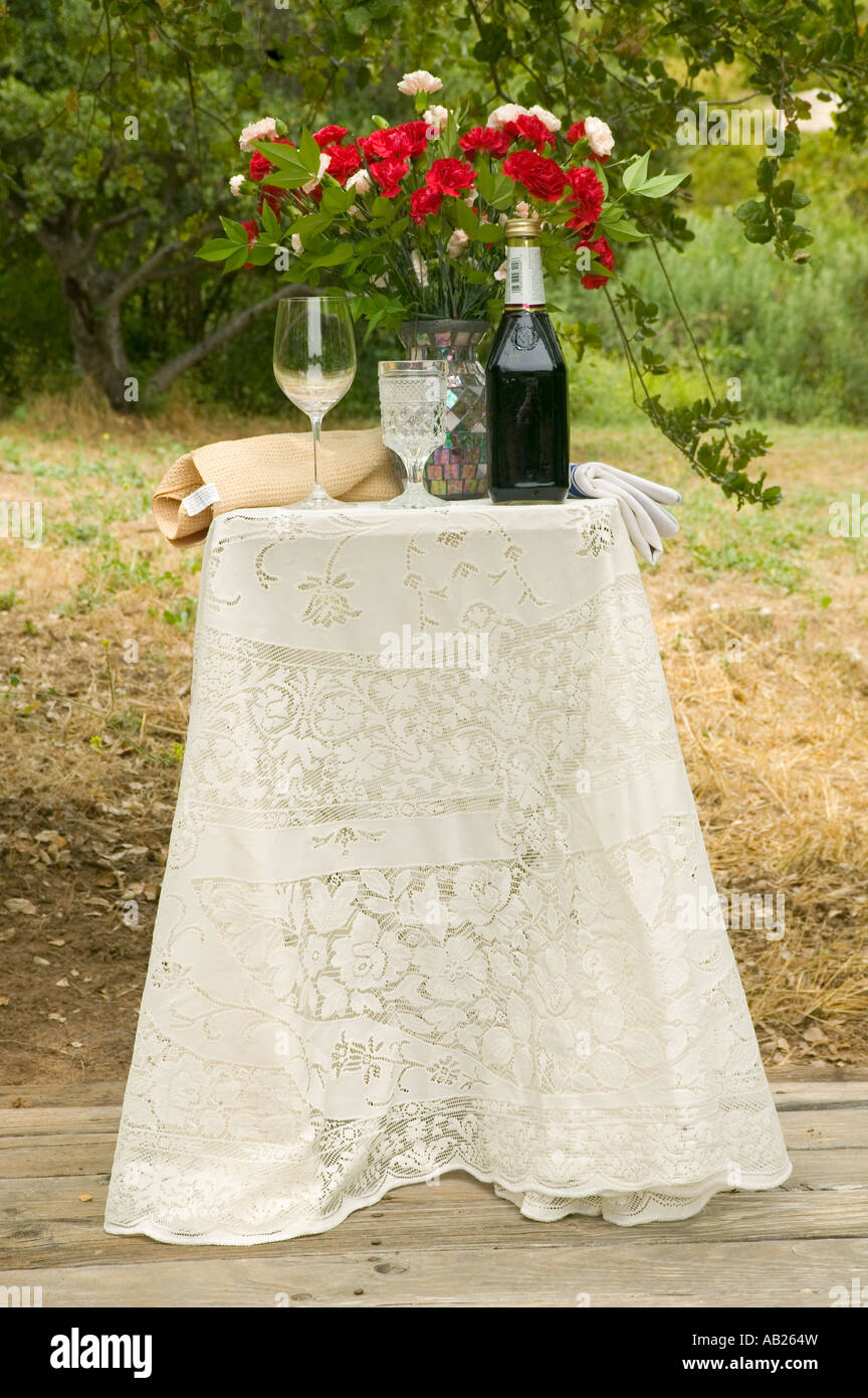Decoradas Mesa Con Botella De Vino Tinto De Anteojos Y Ramo De Flores En Una Boda Judia Tradicional En Ojai Ca Fotografia De Stock Alamy