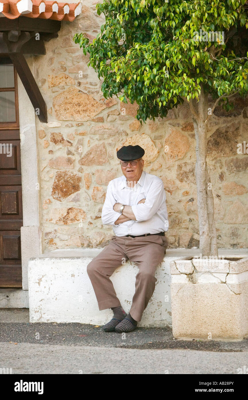 Hombre portugués con sombrero se sienta en un banco en Villa Portuguesa  Fotografía de stock - Alamy