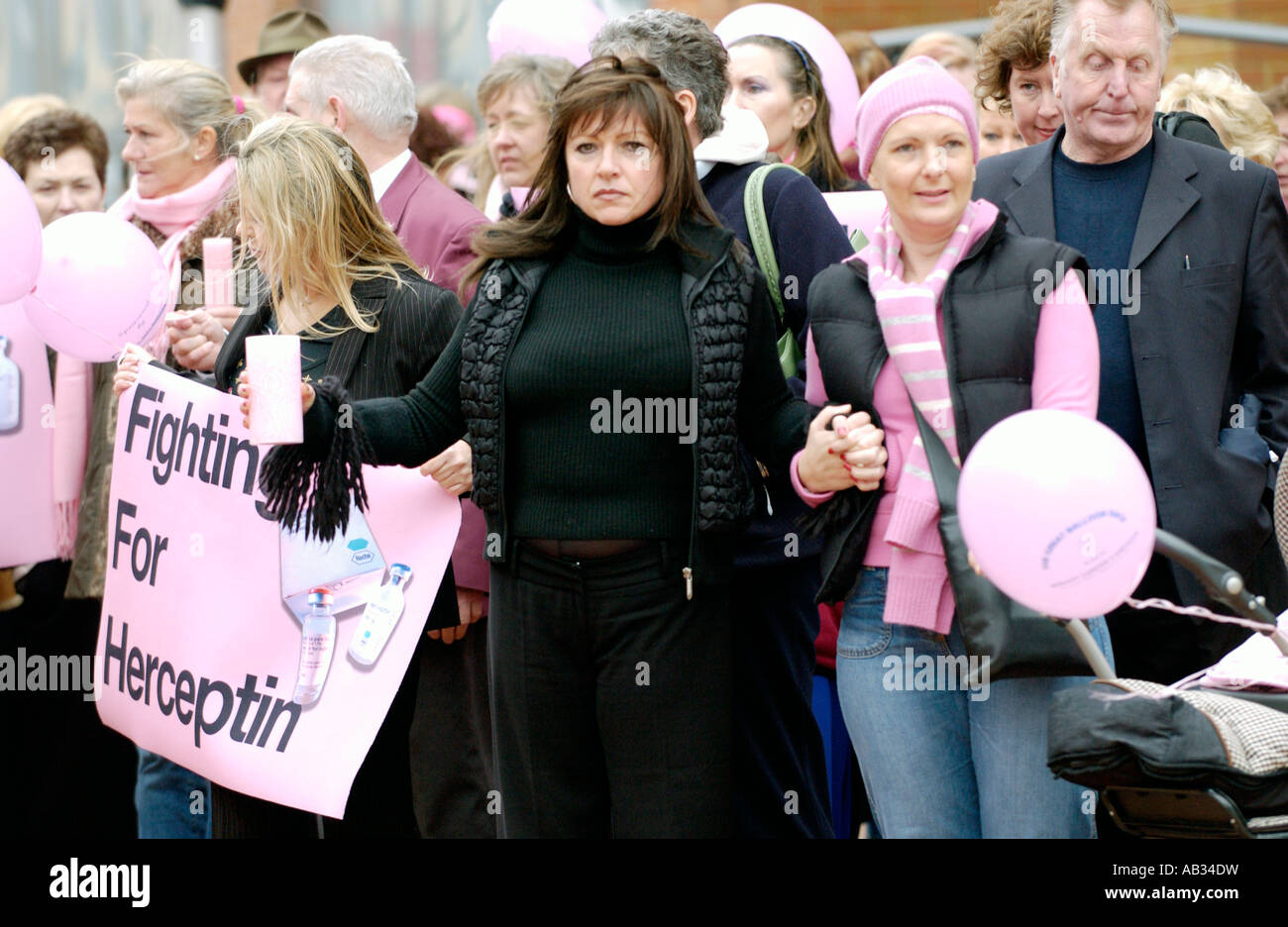 Jayne Sullivan (vestido de negro), que dirigió una campaña de drogas del cáncer Herceptin disponibles en el NHS en Gales Cardiff UK Foto de stock