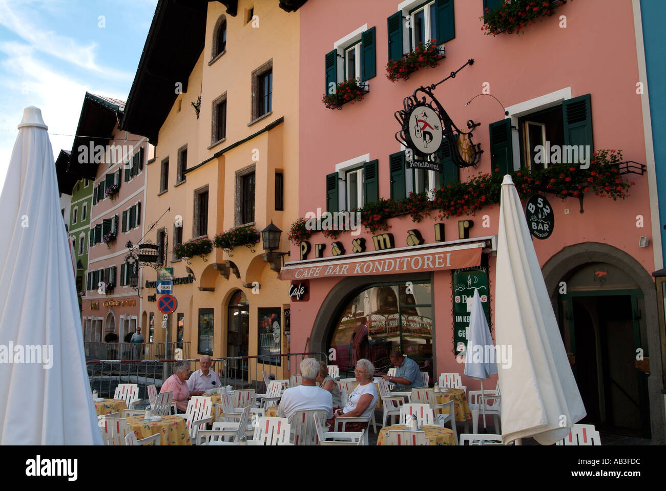 Street cafe y coloridas casas Kitzbuhel Austria Foto de stock