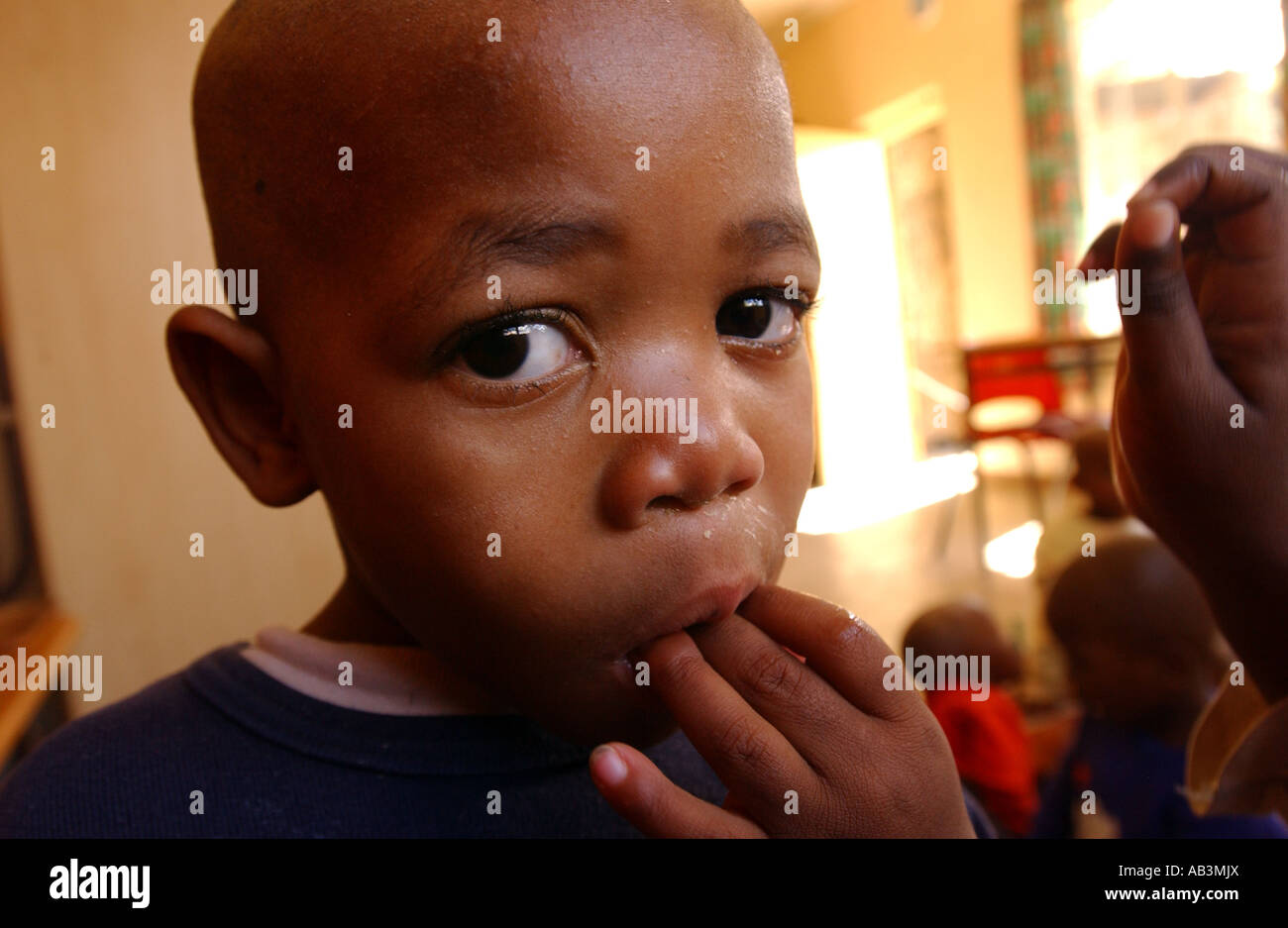 Niño en un orfanato para niños huérfanos por causa del VIH/SIDA en Maseru, Lesotho Foto de stock