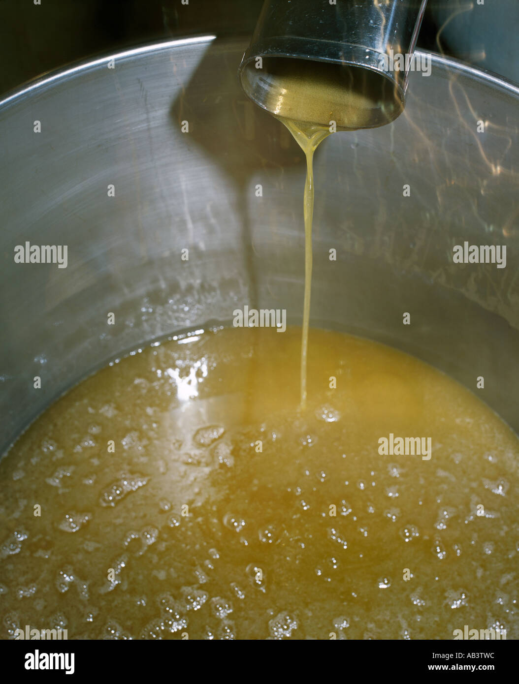 Prensa de aceite de oliva fotografías e imágenes de alta resolución - Alamy