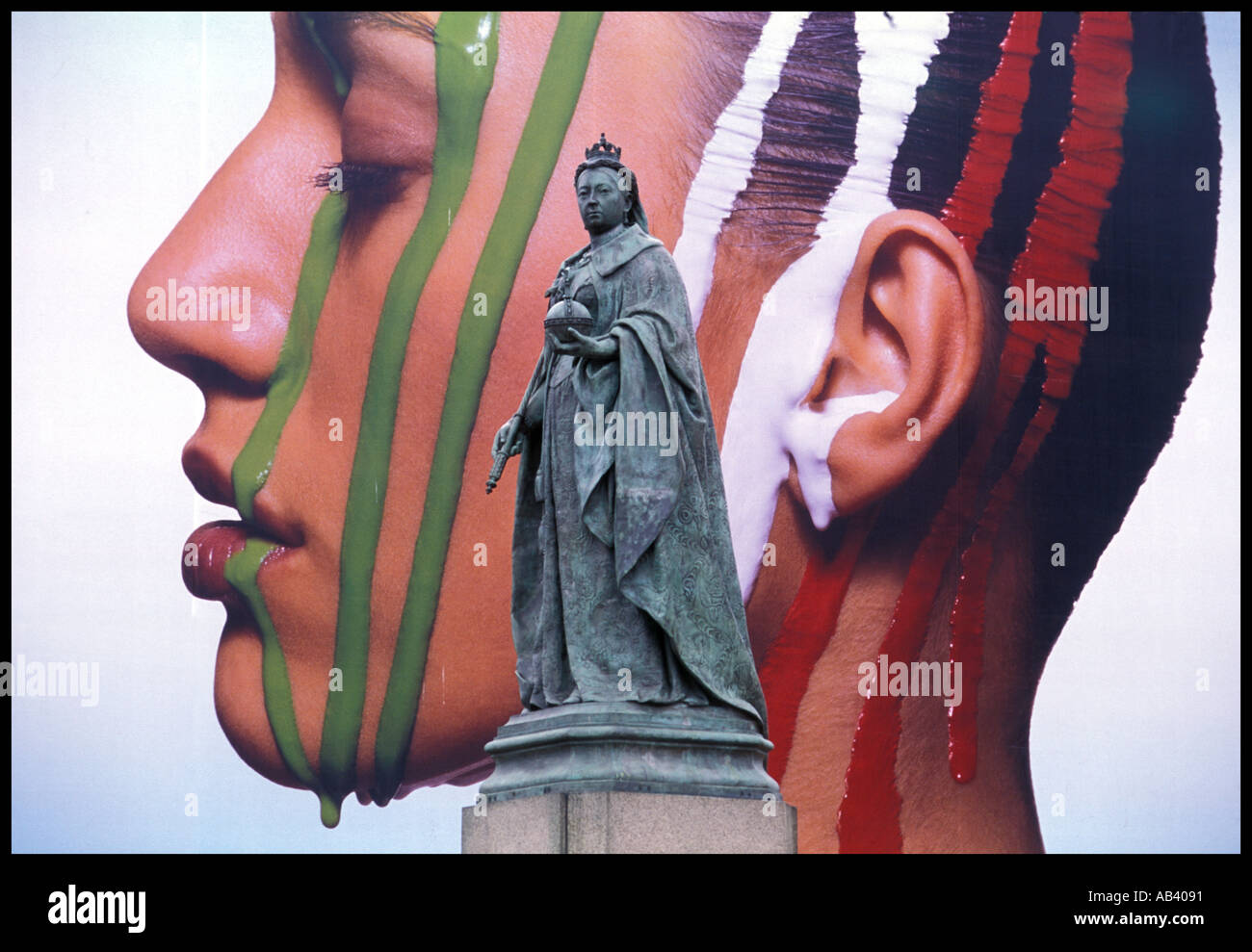 Una estatua de la Reina Victoria en contra de la publicidad backdrp Birmingham England Reino Unido Foto de stock