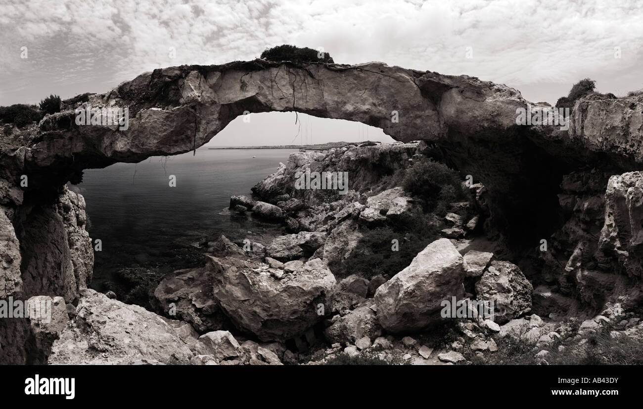 Kamara Tou Koraka Puente Natural Cape Gkreko Chipre mar Mediterráneo Foto de stock