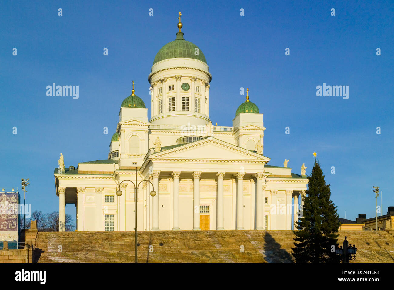 Catedral de Helsinki que se sitúa en el extremo norte de la Plaza del Senado (Senaatintori). Foto de stock