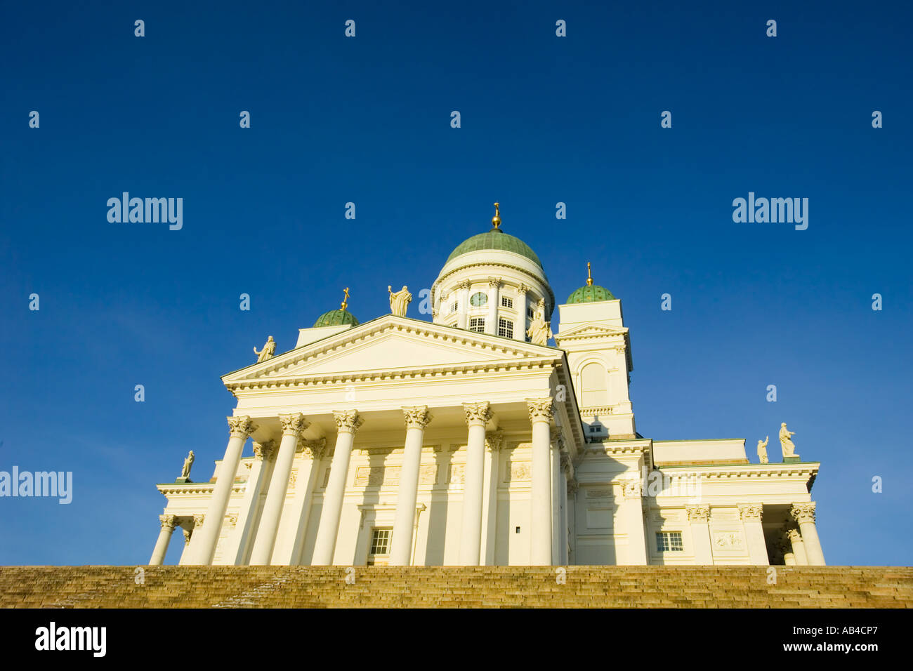 Catedral de Helsinki que se sitúa en el extremo norte de la Plaza del Senado (Senaatintori). Foto de stock