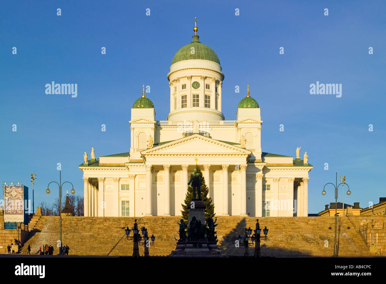 Catedral de Helsinki que se sitúa en el extremo norte de la Plaza del Senado (Senaatintori). Foto de stock