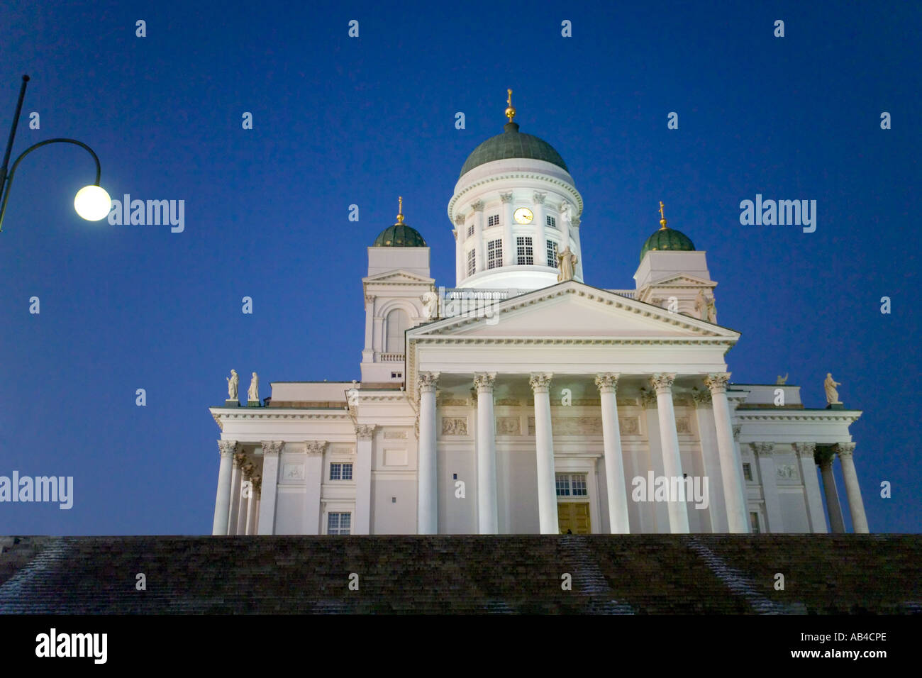 Catedral de Helsinki que se sitúa en el extremo norte de la Plaza del Senado (Senaatintori) al atardecer. Foto de stock