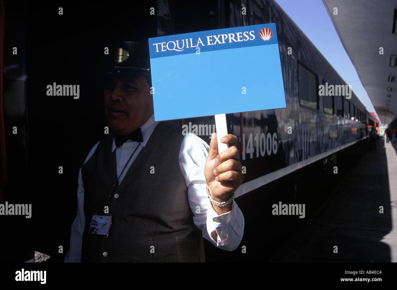 Un conductor llama corredores a bordo del tren turístico Tequila