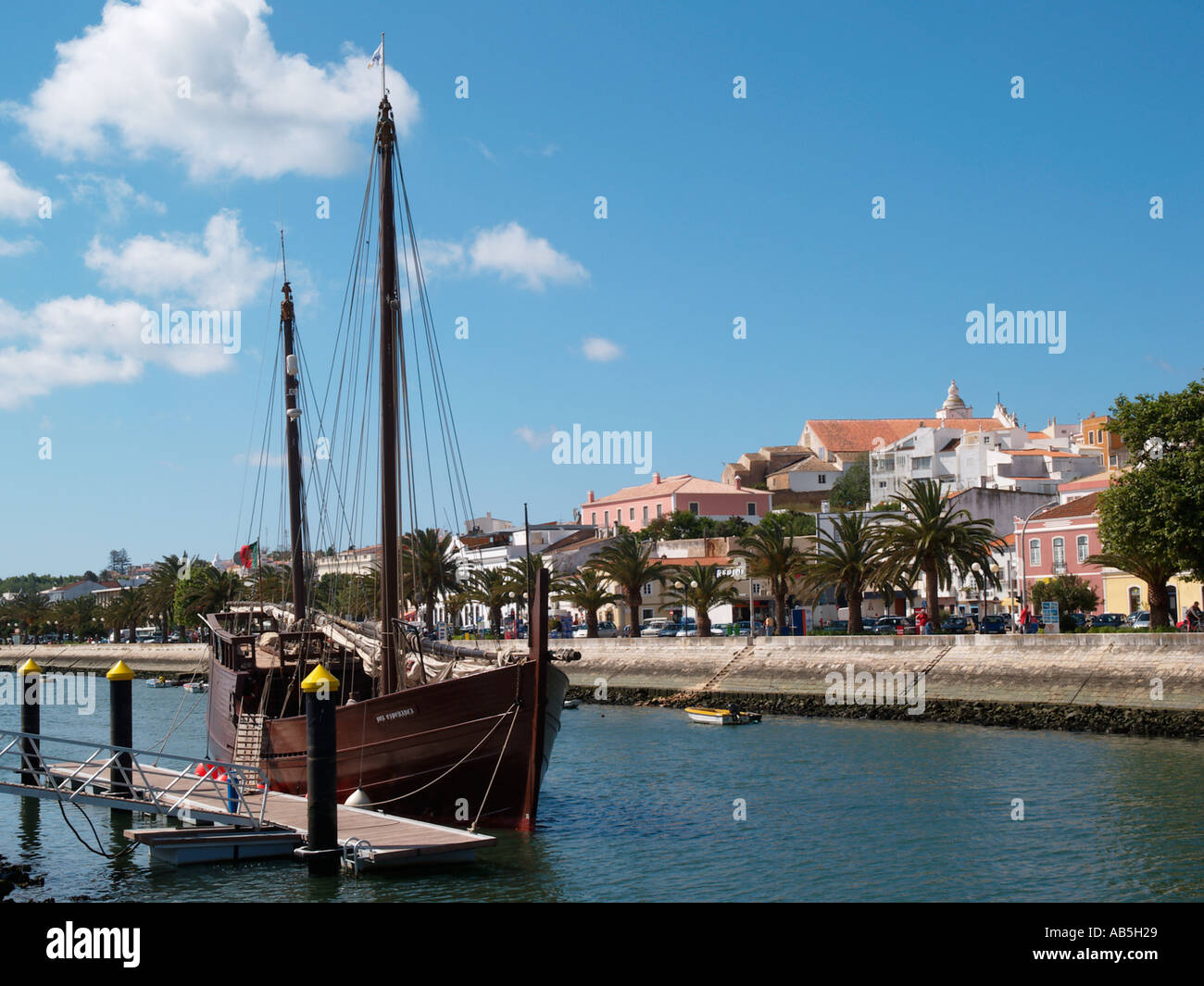 Lagos Algarve portugués de Portugal CARAVELA amarrado en río con edificaciones más allá Foto de stock