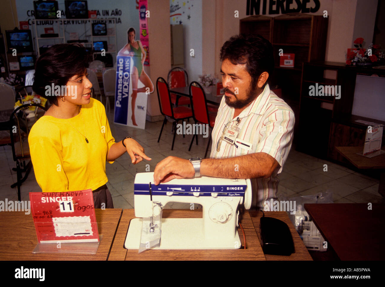 Mexicana, el vendedor, la venta de una máquina de coser, máquina de coser,  una tienda de electrodomésticos, Mérida, estado de Yucatán, Península de  Yucatán, México Fotografía de stock - Alamy