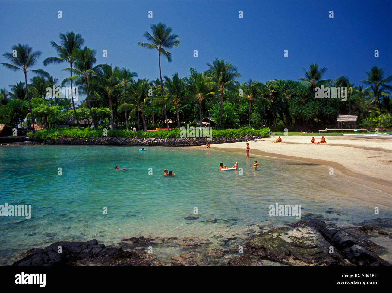 Gente nadando nadadores Kamakahonu playa cerca del rey Kamehameha Kona Beach Hotel en Kailua Kona Isla de Hawaii Hawaii Estados Unidos Foto de stock