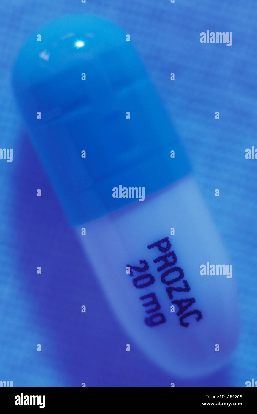 Una sola pastilla de Prozac en forma de cápsula de luz azul Cerrar vista Foto de stock