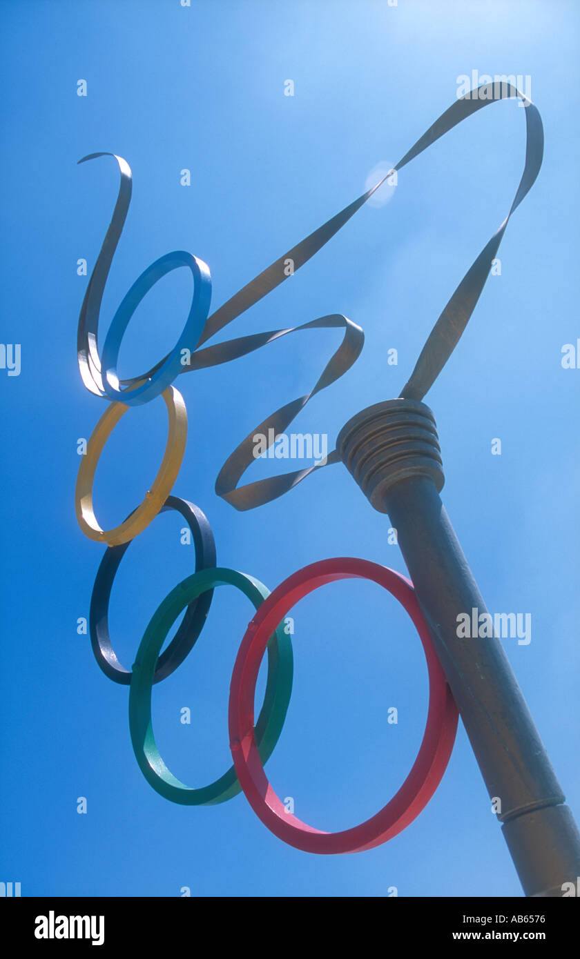 Una escultura de la Antorcha Olímpica, con el símbolo de los anillos olímpicos en Alimos, Atenas, Grecia. Foto de stock