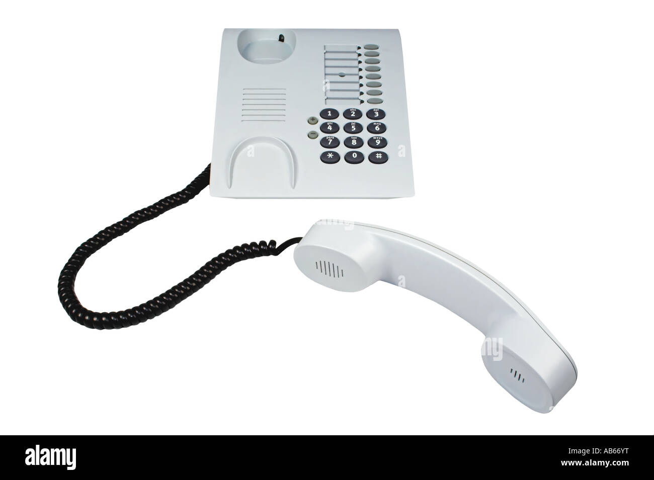 Detalle de una mano de mujer descolgando un teléfono blanco antiguo con  cable. Mano sosteniendo el auricular de un teléfono fijo de casa u oficina.  Concepto de atender una llamada telefónica. Stock
