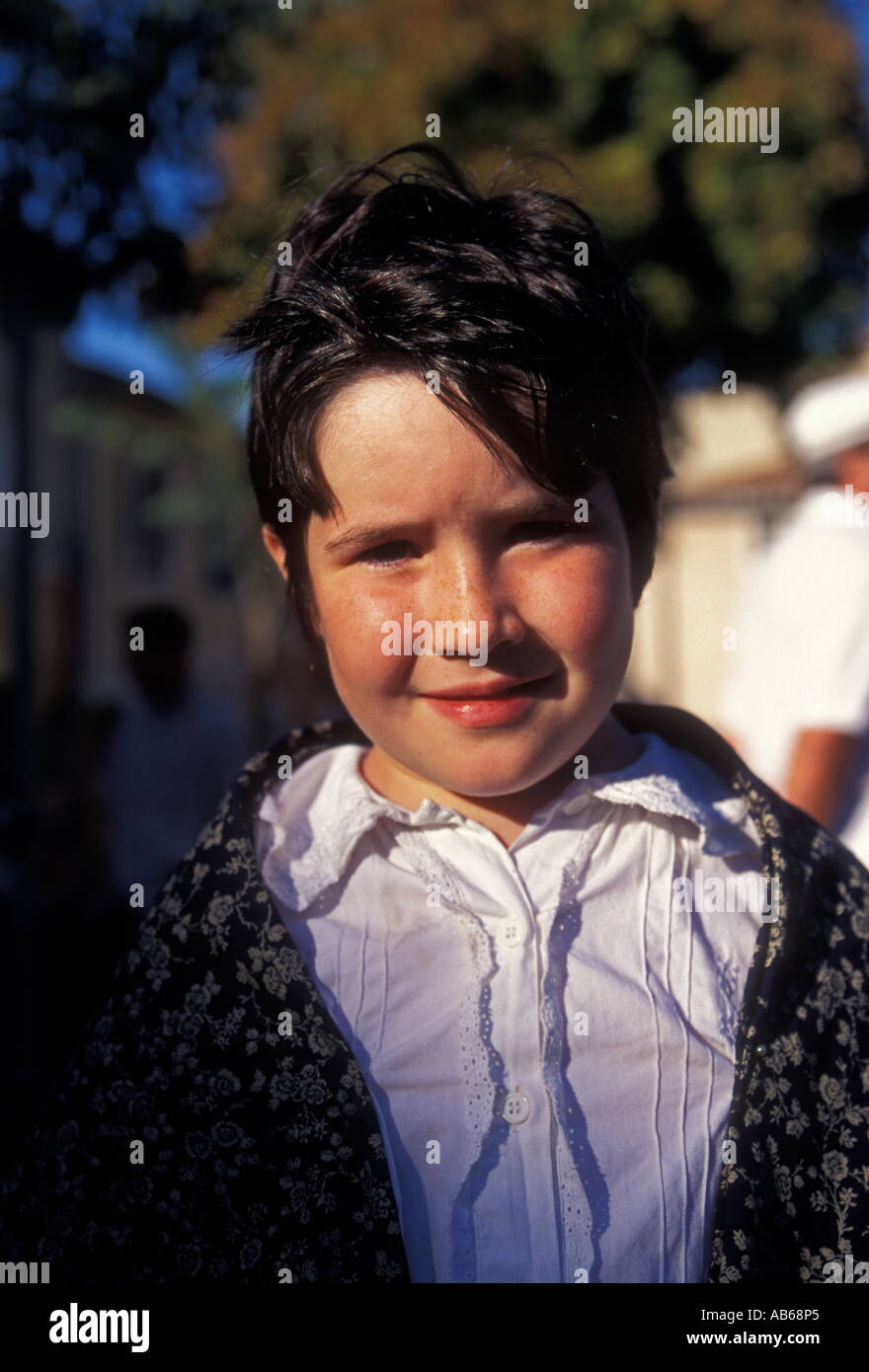 1, una chica francesa, Francés chica, muchacha, contacto visual, vista frontal, la cabeza y los hombros, retrato, festival, ciudad Pernes-les-Fontaines, Provenza, Francia Foto de stock