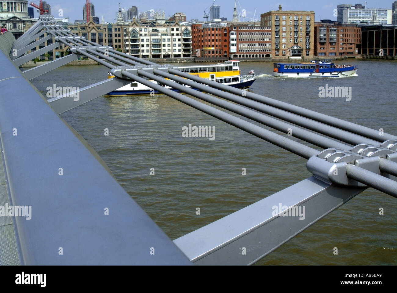 El río Támesis de Londres del Millenium Bridge Foto de stock