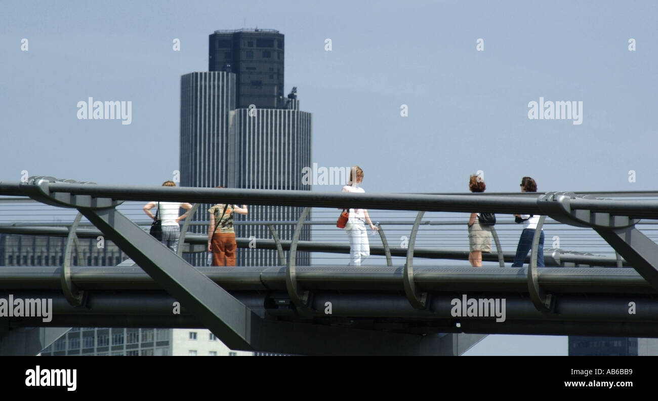 El río Támesis de Londres del Millenium Bridge Foto de stock