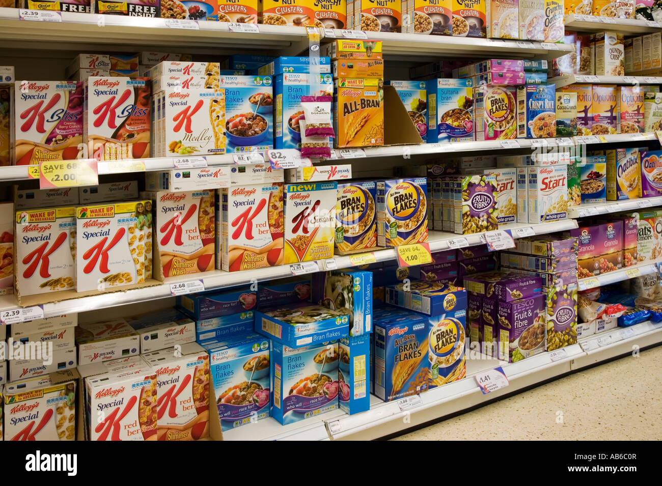 Los cereales de desayuno en los estantes de los supermercados Gales UK Foto de stock