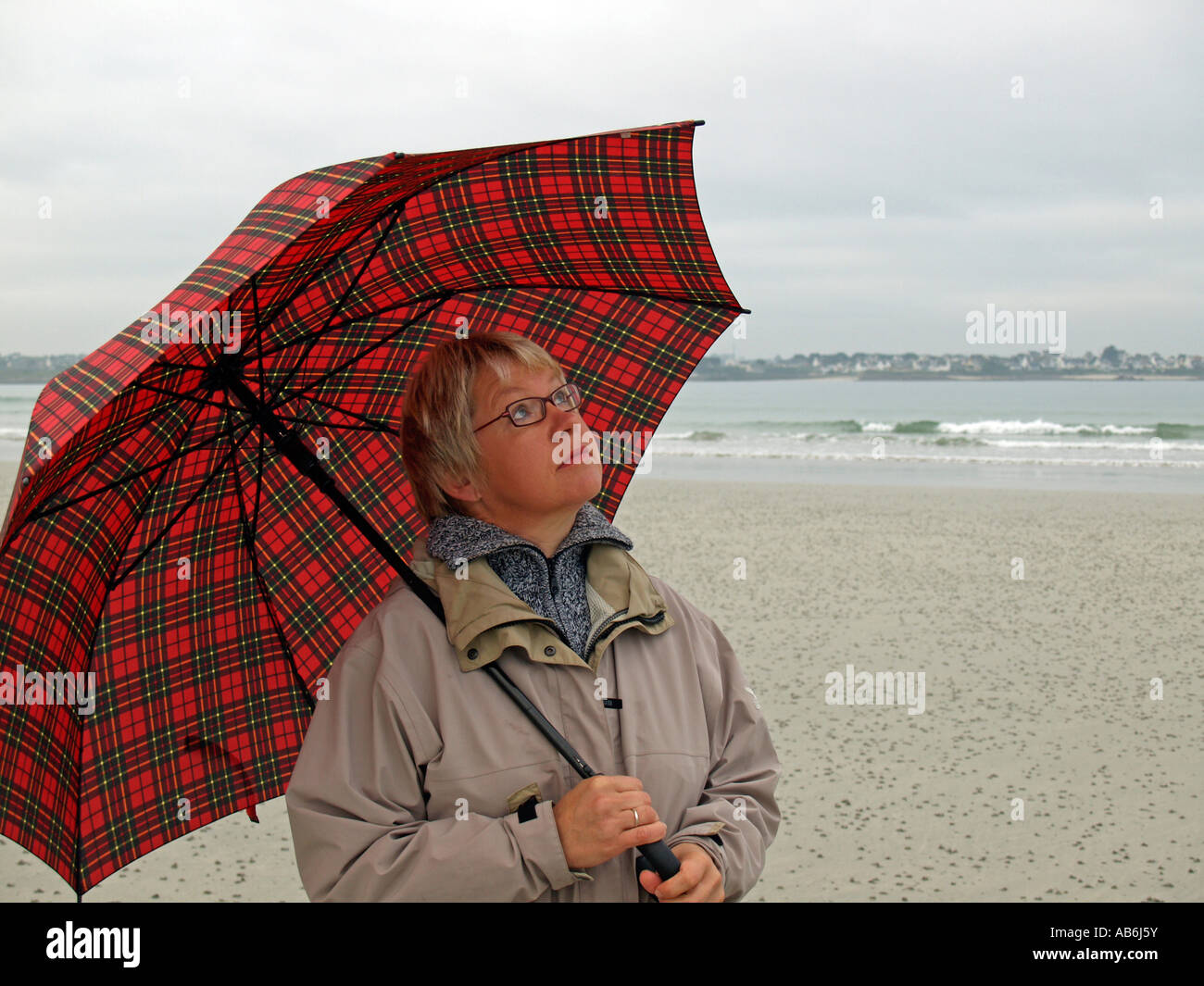 Señor mujer con un paraguas ir a dar un paseo por la playa otoño mal tiempo Finisterre Bretaña Francia Fotografía de stock Alamy