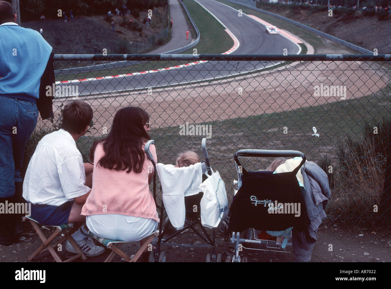 Familia Joven viendo motor de 1000km de carrera en el circuito de Spa Francorchamps en Bélgica Foto de stock