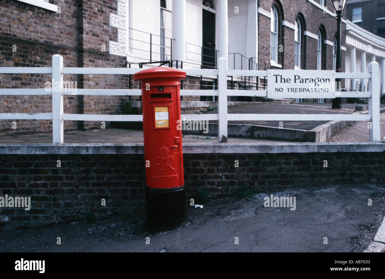 Pilar rojo fuera del cuadro de Paragon en Blackheath Londres Inglaterra Foto de stock