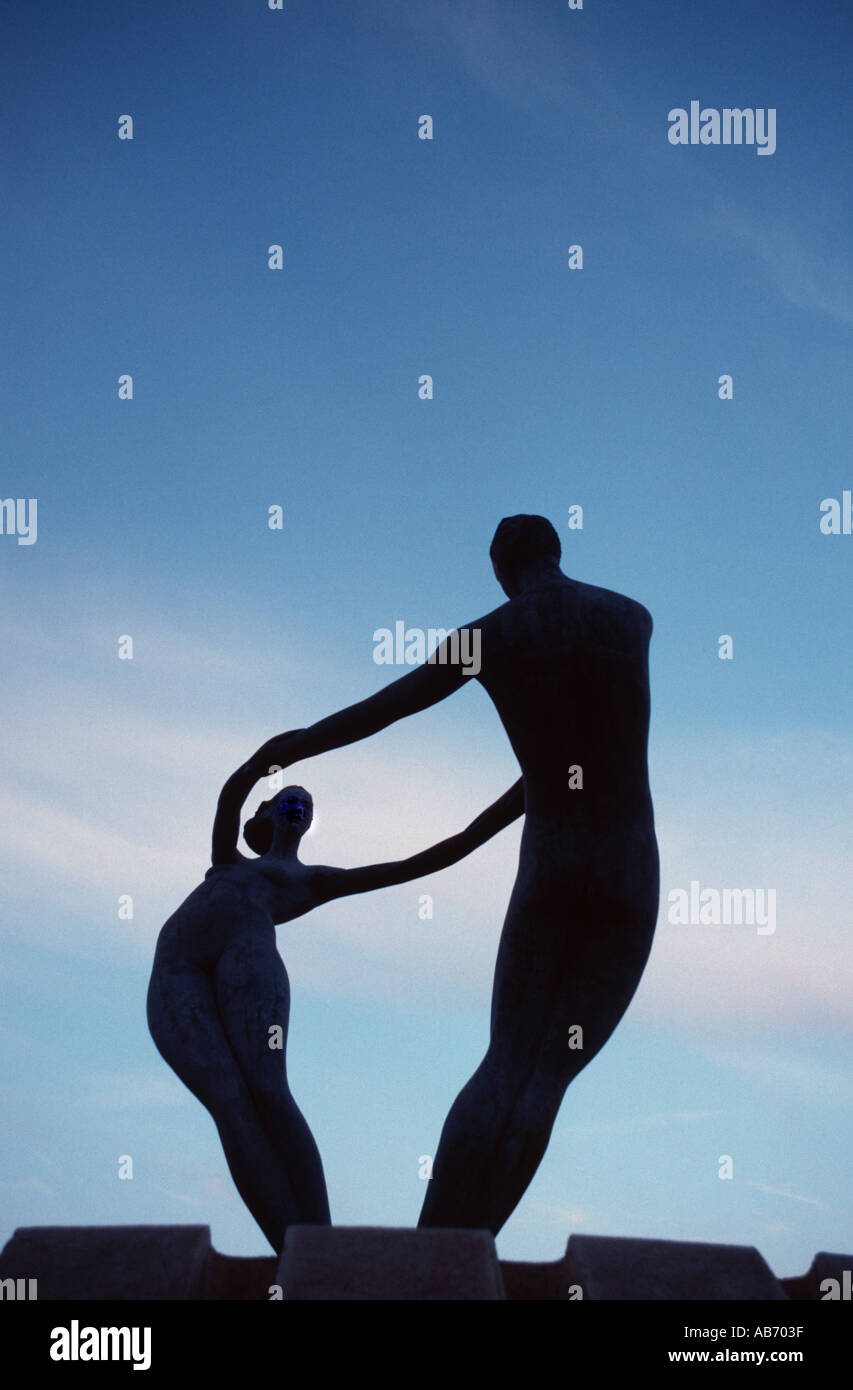 Escultura en Londres England de dos cifras en silueta contra un cielo azul Foto de stock