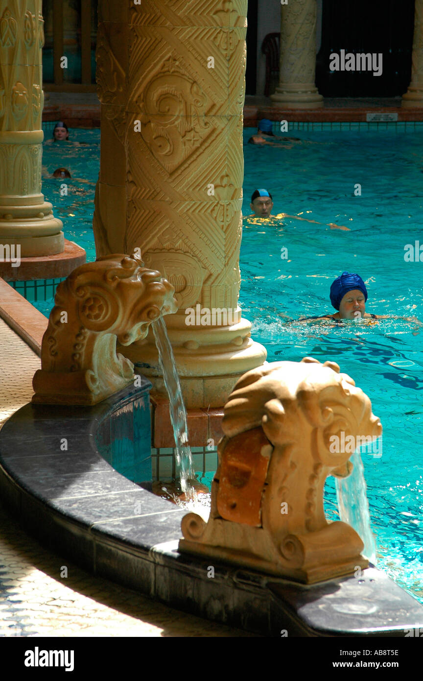 Grifo de agua de estilo art nouveau de la efervescente piscina de baños  termales gellert gellert furdo ubicado en el distrito de Buda en Budapest  Hungría Fotografía de stock - Alamy