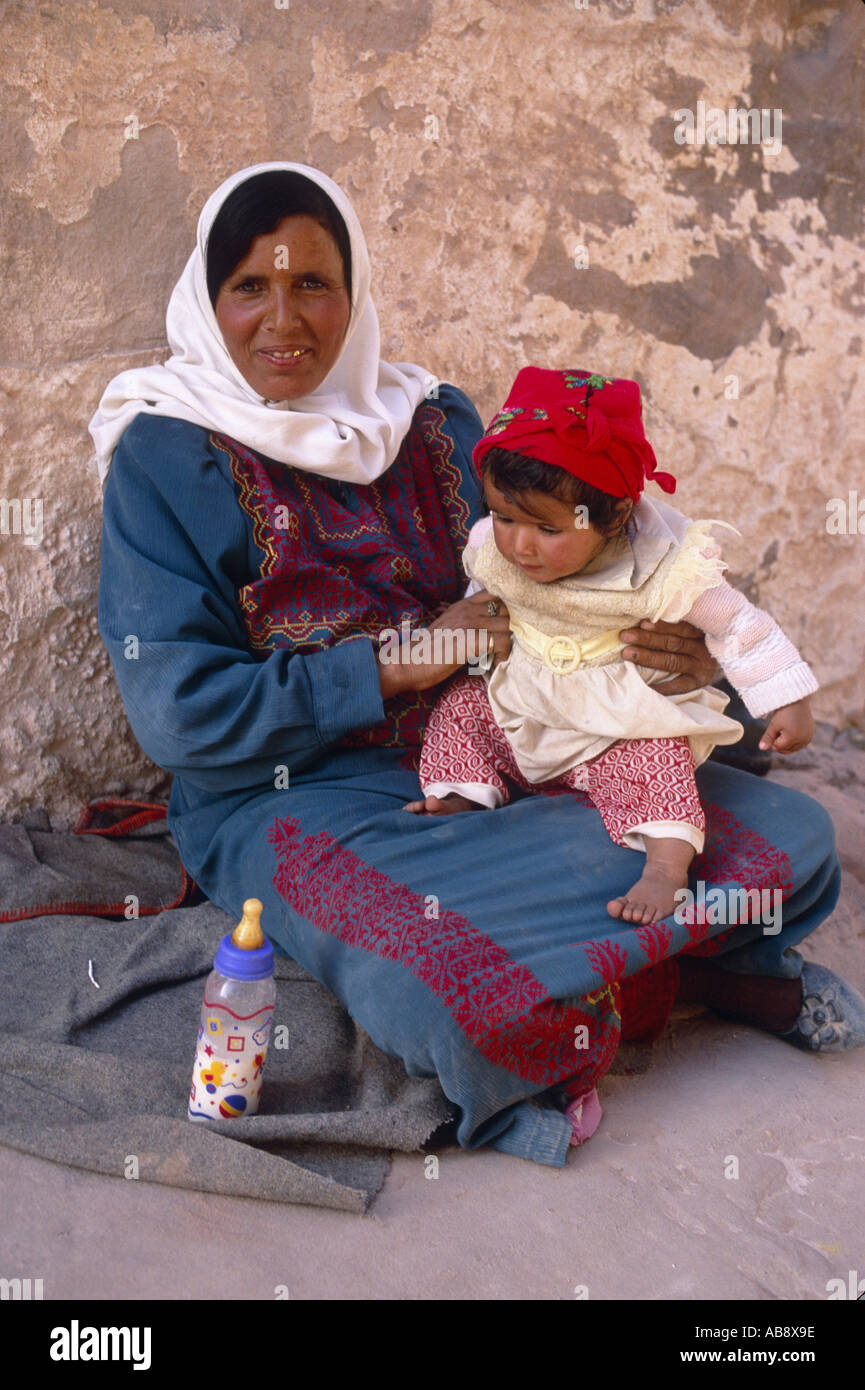 Los beduinos con niño en el regazo, Jordania, Petra. Foto de stock