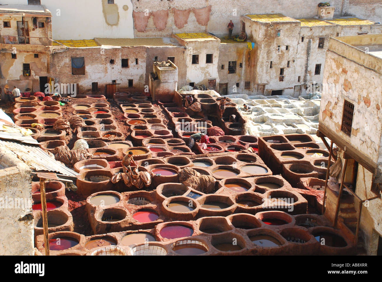 Las tenerías y tradicionales dyeworks FES Marruecos Foto de stock