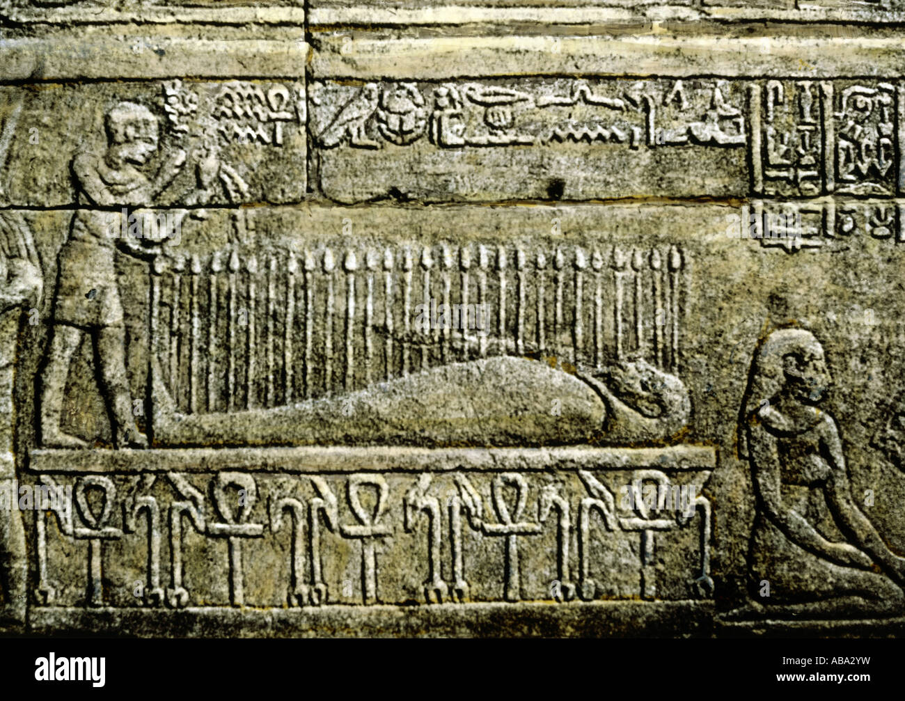 Geografía/viaje, Egipto, religión, maíz está creciendo de Osiris cuerpo, relieve, piedra caliza, Karnak, circa 1450 AC, 18ª dinastía, Nuevo Reino, mundo antiguo, dios, reencarnación, histórico, histórico, mundo antiguo, Foto de stock